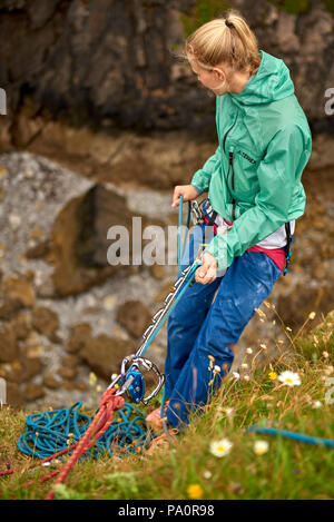 Arrampicatori professionisti Jacopo Larcher, Barbara Zangerl, Roland Hemetzberger e Lara Neumeier su un viaggio di arrampicata in Galles, UK. Foto Stock