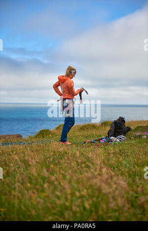 Arrampicatori professionisti Jacopo Larcher, Barbara Zangerl, Roland Hemetzberger e Lara Neumeier su un viaggio di arrampicata in Galles, UK. Foto Stock