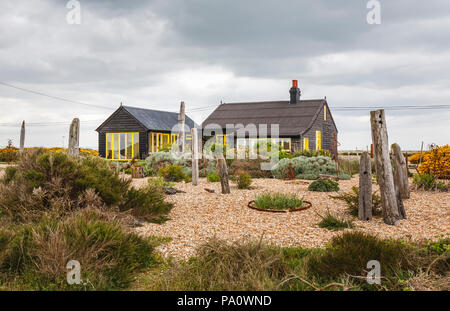 Giardino sul retro di prospettiva Cottage, casa di Derek Jarman, regista, sulla spiaggia di ciottoli a Dungeness, Shepway district, Kent Foto Stock