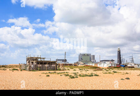 Dungeness B Centrale Nucleare e faro di Dungeness, Lydd, Shepway district, Kent dietro la spiaggia di ghiaia Foto Stock