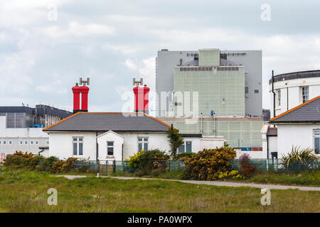 Bungalows residenziale con un supporto di Outlook al di Dungeness B centrale nucleare, Dungeness, Lydd, Shepway district, Kent, vista frontale Foto Stock