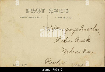 665 quattro donne che pongono sotto il portico, guardando una cartolina album (BNI 423085) Foto Stock