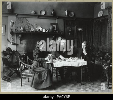 668 Frances Benjamin Johnston avente un tè con Elbert Hubbard (estrema destra) e James Burton Stagno (centro) al suo studio a Washington D.C., c1900 Foto Stock