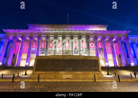 Liverpool, Regno Unito. Il 19 luglio 2018. Alcuni di Liverpool edifici iconici illuminato con i colori di LGBT come la città brilla di una luce sulla diversità con il ritorno della spettacolare 'escono dalle ombre' avanti del Liverpool Pride Weekend. Credito: Ken Biggs/Alamy Live News. Foto Stock