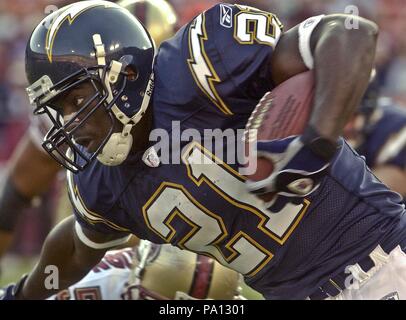 San Francisco, California, Stati Uniti d'America. 28 Agosto, 2002. San Diego Chargers running back LaDainian Tomlinson (21) Mercoledì, 28 agosto 2002, a San Francisco, California. Il 49ers sconfitto il caricabatterie 27-3, durante una partita di preseason. Credito: Al di Golub/ZUMA filo/Alamy Live News Foto Stock