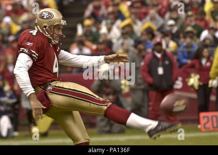 San Francisco, California, Stati Uniti d'America. 15 dic 2002. San Francisco 49ers punter Bill LaFleur (4) Domenica, 15 dicembre 2002, a San Francisco, California. I packers sconfitto il 49ers 20-14. Credito: Al di Golub/ZUMA filo/Alamy Live News Foto Stock