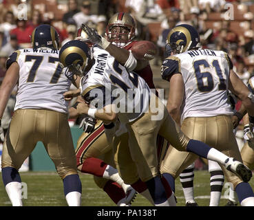 San Francisco, California, Stati Uniti d'America. 6 Ottobre, 2002. San Francisco 49ers tackle difensivo Dana Stubblefield (94) giunchi St. Louis Rams quarterback Jamie Martin (12) Domenica, 6 ottobre 2002, a San Francisco, California. Il 49ers sconfitto i montoni 37-13. Credito: Al di Golub/ZUMA filo/Alamy Live News Foto Stock