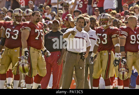 San Francisco, California, Stati Uniti d'America. Il 22 settembre, 2002. 49ers head coach Steve Mariucci Domenica, 22 settembre 2002 a San Francisco, California. Il 49ers sconfitto il Redskins 20-10. Credito: Al di Golub/ZUMA filo/Alamy Live News Foto Stock