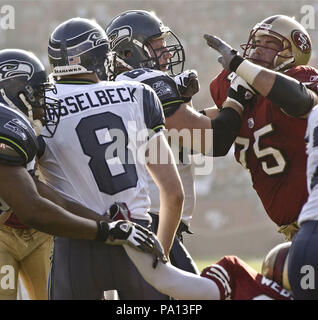 San Francisco, California, Stati Uniti d'America. 1 dicembre, 2002. Seattle Seahawks guard Chris Gray (62) e San Francisco 49ers sulla difensiva affrontare Jim Flanigan (75) lotta dopo il gioco è chiamato Domenica, 1 dicembre 2002, a San Francisco, California. Il 49ers sconfitto il Seahawks 31-24. Credito: Al di Golub/ZUMA filo/Alamy Live News Foto Stock