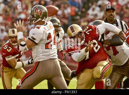 San Francisco, California, Stati Uniti d'America. Xix oct, 2003. San Francisco 49ers difensivo fine Chidi Ahanotu (72) giunchi Tampa Bay Buccaneers quarterback Brad Johnson (14) Domenica, 19 ottobre 2003, a San Francisco, California. Il 49ers sconfitto il Buccaneers 24-7. Credito: Al di Golub/ZUMA filo/Alamy Live News Foto Stock