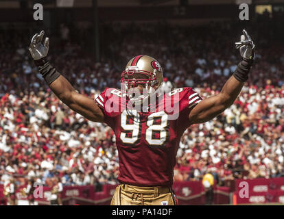 San Francisco, California, Stati Uniti d'America. Undicesimo Sep, 2005. San Francisco 49ers linebacker Julian Peterson (98) festeggia il sacco di Domenica, Settembre 11, 2005 a San Francisco, California. Il 49ers sconfitto i montoni 28-25. Credito: Al di Golub/ZUMA filo/Alamy Live News Foto Stock