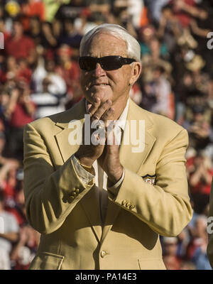 San Francisco, California, Stati Uniti d'America. Xx Nov, 2005. Ex 49ers head coach Bill Walsh orologi Steve Young Football Hall of Fame ring presentazione di Domenica, 20 novembre 2005, a San Francisco, California. Il Seahawks sconfitto il 49ers 27-25. Credito: Al di Golub/ZUMA filo/Alamy Live News Foto Stock