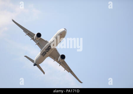 Farnborough, Hampshire, Regno Unito. 19 Luglio, 2018. Un Airbus A350-1000 battenti durante un display sul giorno quattro del Farnborough Airshow Internazionale (FIA) che si sta svolgendo a Farnborough, Hampshire, Regno Unito. L'air show, una vetrina biennale per il settore dell'aviazione, è il più grande del suo genere e attira civile e militare di acquirenti provenienti da tutto il mondo. visitatori professionali sono normalmente in eccesso di centomila persone. Il lato commerciale della mostra viene eseguito fino al 20 Luglio ed è seguita da un fine settimana di aria visualizza destinate al pubblico in generale. Credito: Michael Preston/Alamy Live News Foto Stock