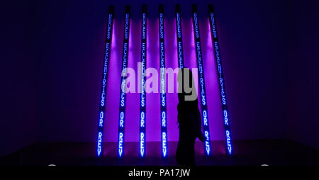 Tate Modern. Londra. Regno Unito 20 luglio 2018 - Un membro del personale passeggiate oltre il blu porpora inclinazione, un LED scultura di testo. Jenny HolzerÕs il lavoro è il più recente di una serie di annuale libero visualizza nell'Artista Camere presso la Tate Modern che si apre al pubblico lunedì 23 luglio 2018. Jenny Holzer (b.1950) è rinomata per il grassetto e basata su testo di installazioni che incorporano la diversità dei mezzi di informazione e un pionieristico uso di tecnologie elettroniche. Credito: Dinendra Haria/Alamy Live News Foto Stock