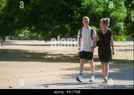 Hyde Park in estate. La gente fuori a godersi la gloriosa lunga incantesimo di bel tempo durante il 2018 ondata di caldo. London, Regno Unito 17 luglio 2018 Credit: Evening Standard Foto Stock