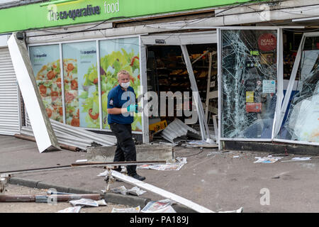 Brentwood, Essex xx luglio 2018 una macchina ATM è stato rubato dalla parete di un co-Marketing Store in Brentwood. Essex polizia sono stati contattati da diversi membri del pubblico a circa 1.20am oggi, venerdì 20 luglio, dopo Ladri destinati al negozio in strada di Rayleigh, Hutton. I sospetti, che indossavano abiti scuri e sottocaschi, utilizzato un Land Rover a schiantarsi contro la parte anteriore del negozio prima quindi utilizzando una smerigliatrice angolare per rimuovere il bancomat dalla parete danneggiata. Credito: Ian Davidson/Alamy Live News Foto Stock