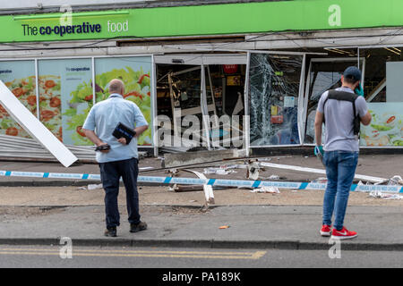 Brentwood, Essex xx luglio 2018 una macchina ATM è stato rubato dalla parete di un co-Marketing Store in Brentwood. Essex polizia sono stati contattati da diversi membri del pubblico a circa 1.20am oggi, venerdì 20 luglio, dopo Ladri destinati al negozio in strada di Rayleigh, Hutton. I sospetti, che indossavano abiti scuri e sottocaschi, utilizzato un Land Rover a schiantarsi contro la parte anteriore del negozio prima quindi utilizzando una smerigliatrice angolare per rimuovere il bancomat dalla parete danneggiata. Credito: Ian Davidson/Alamy Live News Foto Stock