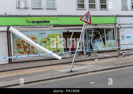 Brentwood, Essex xx luglio 2018 una macchina ATM è stato rubato dalla parete di un co-Marketing Store in Brentwood. Essex polizia sono stati contattati da diversi membri del pubblico a circa 1.20am oggi, venerdì 20 luglio, dopo Ladri destinati al negozio in strada di Rayleigh, Hutton. I sospetti, che indossavano abiti scuri e sottocaschi, utilizzato un Land Rover a schiantarsi contro la parte anteriore del negozio prima quindi utilizzando una smerigliatrice angolare per rimuovere il bancomat dalla parete danneggiata. Credito: Ian Davidson/Alamy Live News Foto Stock