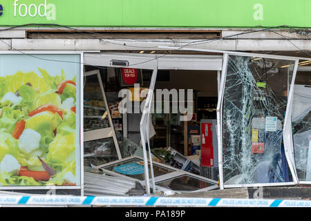 Brentwood, Essex xx luglio 2018 una macchina ATM è stato rubato dalla parete di un co-Marketing Store in Brentwood. Essex polizia sono stati contattati da diversi membri del pubblico a circa 1.20am oggi, venerdì 20 luglio, dopo Ladri destinati al negozio in strada di Rayleigh, Hutton. I sospetti, che indossavano abiti scuri e sottocaschi, utilizzato un Land Rover a schiantarsi contro la parte anteriore del negozio prima quindi utilizzando una smerigliatrice angolare per rimuovere il bancomat dalla parete danneggiata. Credito: Ian Davidson/Alamy Live News Foto Stock