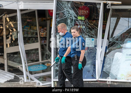 Brentwood, Essex xx luglio 2018 una macchina ATM è stato rubato dalla parete di un co-Marketing Store in Brentwood. Essex polizia sono stati contattati da diversi membri del pubblico a circa 1.20am oggi, venerdì 20 luglio, dopo Ladri destinati al negozio in strada di Rayleigh, Hutton. I sospetti, che indossavano abiti scuri e sottocaschi, utilizzato un Land Rover a schiantarsi contro la parte anteriore del negozio prima quindi utilizzando una smerigliatrice angolare per rimuovere il bancomat dalla parete danneggiata. Credito: Ian Davidson/Alamy Live News Foto Stock