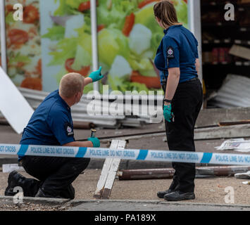 Brentwood, Essex xx luglio 2018 una macchina ATM è stato rubato dalla parete di un co-Marketing Store in Brentwood. Essex polizia sono stati contattati da diversi membri del pubblico a circa 1.20am oggi, venerdì 20 luglio, dopo Ladri destinati al negozio in strada di Rayleigh, Hutton. I sospetti, che indossavano abiti scuri e sottocaschi, utilizzato un Land Rover a schiantarsi contro la parte anteriore del negozio prima quindi utilizzando una smerigliatrice angolare per rimuovere il bancomat dalla parete danneggiata. Credito: Ian Davidson/Alamy Live News Foto Stock