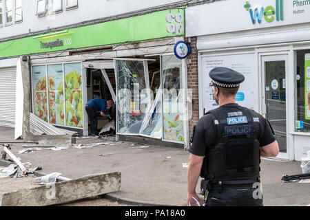 Brentwood, Essex xx luglio 2018 una macchina ATM è stato rubato dalla parete di un co-Marketing Store in Brentwood. Essex polizia sono stati contattati da diversi membri del pubblico a circa 1.20am oggi, venerdì 20 luglio, dopo Ladri destinati al negozio in strada di Rayleigh, Hutton. I sospetti, che indossavano abiti scuri e sottocaschi, utilizzato un Land Rover a schiantarsi contro la parte anteriore del negozio prima quindi utilizzando una smerigliatrice angolare per rimuovere il bancomat dalla parete danneggiata. Credito: Ian Davidson/Alamy Live News Foto Stock