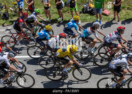 Col de la Madeleine, Francia - 19 Luglio 2018: il ciclista britannico Geraint Thomas di Team Sky indossando la maglia gialla arrampicata in peloton la strada che porta al Col de la Madeleine nelle Alpi francesi, durante la fase 12 di Le Tour de France 2018 Foto Stock
