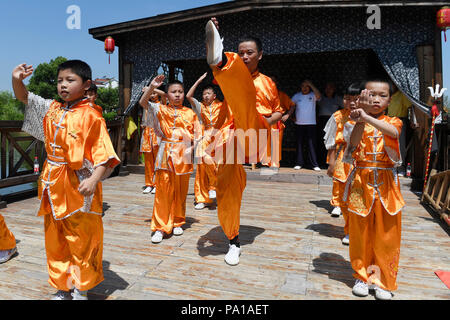 Huzhou, cinese della Provincia di Zhejiang. Il 20 luglio, 2018. I bambini imparano le arti marziali da un arte marziale master Shen Yunru (C) in Nanxun distretto di Huzhou, est della Cina di Provincia dello Zhejiang, 20 luglio 2018. I bambini partecipano alle varie attività durante le vacanze estive. Credito: Huang Zongzhi/Xinhua/Alamy Live News Foto Stock