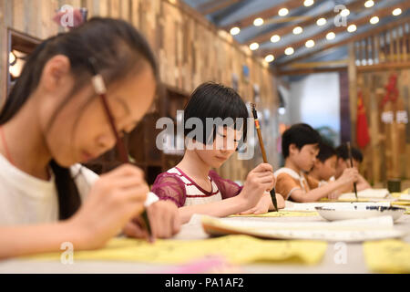 Huzhou, cinese della Provincia di Zhejiang. Il 20 luglio, 2018. I bambini imparano la calligrafia cinese in Nanxun distretto di Huzhou, est della Cina di Provincia dello Zhejiang, 20 luglio 2018. I bambini partecipano alle varie attività durante le vacanze estive. Credito: Huang Zongzhi/Xinhua/Alamy Live News Foto Stock