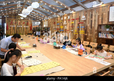 Huzhou, cinese della Provincia di Zhejiang. Il 20 luglio, 2018. I bambini imparano la calligrafia cinese e cinese pittura in Nanxun distretto di Huzhou, est della Cina di Provincia dello Zhejiang, 20 luglio 2018. I bambini partecipano alle varie attività durante le vacanze estive. Credito: Huang Zongzhi/Xinhua/Alamy Live News Foto Stock