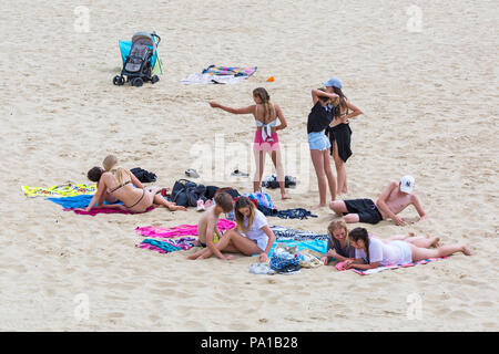 Bournemouth Dorset, Regno Unito. Il 20 luglio 2018. Regno Unito: clima caldo e umido con sole nebuloso a Bournemouth, come sunseekers in testa al mare a Bournemouth spiagge per godersi il bel tempo. Gruppo di amici a prendere il sole e divertimento sulla spiaggia. Credito: Carolyn Jenkins/Alamy Live News Foto Stock