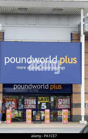 Rochdale, Regno Unito. Il 20 luglio 2018. È stato annunciato che Poundeworld cesserà di esistere su strade elevata a partire dal mese prossimo con amministratori dicendo che non era riuscita a trovare un acquirente. Poundland Plus store su Kingsway retail park è in possesso di una chiusura di vendita,Kingsway, Rochdale,xx luglio, 2018 (C)Barbara Cook/Alamy Live News Foto Stock