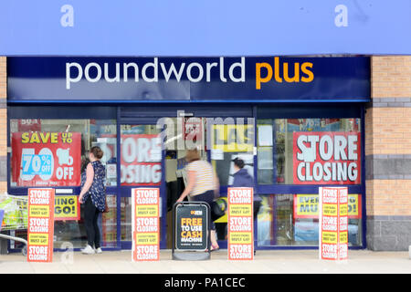 Rochdale, Regno Unito. Il 20 luglio 2018. È stato annunciato che Poundeworld cesserà di esistere su strade elevata a partire dal mese prossimo con amministratori dicendo che non era riuscita a trovare un acquirente. Poundland Plus store su Kingsway retail park è in possesso di una chiusura di vendita,Kingsway, Rochdale,xx luglio, 2018 (C)Barbara Cook/Alamy Live News Foto Stock