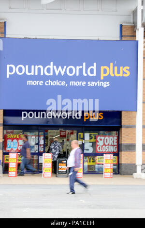 Rochdale, Regno Unito. Il 20 luglio 2018. È stato annunciato che Poundeworld cesserà di esistere su strade elevata a partire dal mese prossimo con amministratori dicendo che non era riuscita a trovare un acquirente. Poundland Plus store su Kingsway retail park è in possesso di una chiusura di vendita,Kingsway, Rochdale,xx luglio, 2018 (C)Barbara Cook/Alamy Live News Foto Stock