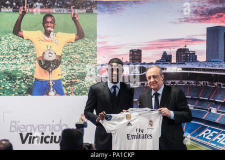 Madrid, Spagna. Il 20 luglio, 2018. Il Real Madrid è di nuovo in avanti brasiliano Vinicius e Presidente Florentino Perez durante la presentazione ufficiale in stadio Santiago Bernabeu di Madrid in Spagna. Credito: Marcos del Mazo/Alamy Live News Foto Stock