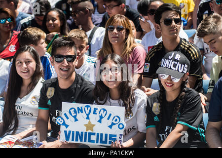 Madrid, Spagna. Il 20 luglio, 2018. I fan del Real Madrid è di nuovo in avanti brasiliano Vinicius durante la presentazione ufficiale in stadio Santiago Bernabeu di Madrid in Spagna. Credito: Marcos del Mazo/Alamy Live News Foto Stock