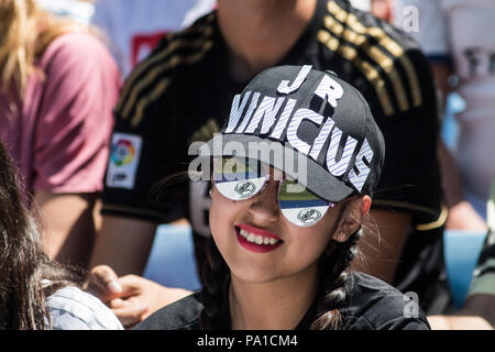 Madrid, Spagna. Il 20 luglio, 2018. Fan del Real Madrid è di nuovo in avanti brasiliano Vinicius durante la presentazione ufficiale in stadio Santiago Bernabeu di Madrid in Spagna. Credito: Marcos del Mazo/Alamy Live News Foto Stock