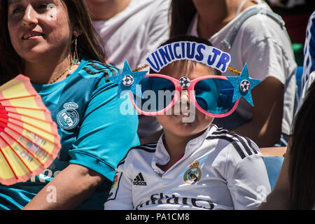 Madrid, Spagna. Il 20 luglio, 2018. Fan del Real Madrid è di nuovo in avanti brasiliano Vinicius durante la presentazione ufficiale in stadio Santiago Bernabeu di Madrid in Spagna. Credito: Marcos del Mazo/Alamy Live News Foto Stock