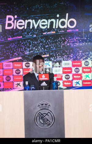 Madrid, Spagna. Il 20 luglio, 2018. Il Real Madrid è di nuovo in avanti brasiliano Vinicius Junior parla alla stampa durante la sua presentazione ufficiale in stadio Santiago Bernabeu di Madrid in Spagna. Credito: Marcos del Mazo/Alamy Live News Foto Stock