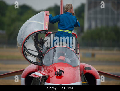 Farnborough, Hampshire, Regno Unito. 20 Luglio, 2018. Giornata conclusiva della biennale Farnborough Commercio Internazionale FIA Airshow2018, tipicamente un giorno di transizione come i clienti business lasciare in getti di VIP e i membri del pubblico arriva a guardare il build-up per il weekend airshow di pubblico. La RAF frecce rosse aerobatic team arriva con un colorato flypast prima di ritornare a staccarsi e terra. Si esibiranno a Farnborough oltre il pubblico weekend. Credito: Malcolm Park/Alamy Live News. Foto Stock