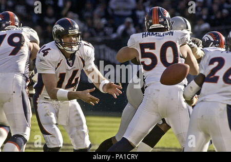 Oakland, la California, Stati Uniti d'America. 22 dic 2002. Denver Broncos quarterback Brian Griese (14) Domenica, 22 dicembre 2002, a Oakland, in California. I raider hanno sconfitto i Broncos 28-16. Credito: Al di Golub/ZUMA filo/Alamy Live News Foto Stock