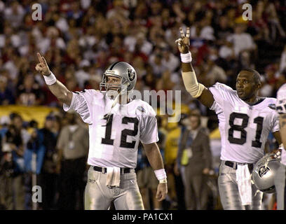 San Diego, California, Stati Uniti d'America. Il 6 gennaio, 2003. I raider di Oakland quarterback Rich Gannon (12) e ricevente larga Tim marrone (81) Domenica, 26 gennaio 2003, a San Diego, California. I bucanieri sconfitto i raider 48-21 nel Superbowl gioco. Credito: Al di Golub/ZUMA filo/Alamy Live News Foto Stock