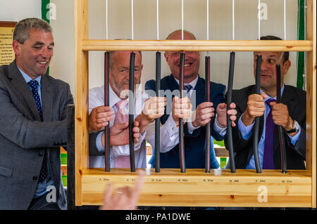 Dunmanway, West Cork, Irlanda. 20 luglio 2018. Taoiseach Leo Varadkar ha visitato Dunmanway oggi per vedere il luogo di nascita e l'ultimo luogo di riposo di Sam Maguire. Ha visitato anche le campane di Sam Maguire nella Chiesa di Santa Maria. Il Taoiseach e gli altri campanili perfondono sotto la guida del Rev. Cliff Jeffers. Credit: Notizie dal vivo di AG/Alamy. Foto Stock