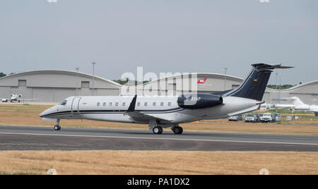 Farnborough, Hampshire, Regno Unito. 20 Luglio, 2018. Giornata conclusiva della biennale Farnborough Commercio Internazionale FIA Airshow2018, tipicamente un giorno di transizione come clienti business di lasciare in un flusso costante di aeromobili VIP come membri del pubblico arriva a guardare il build-up per il weekend airshow di pubblico. Diversi grandi aerei passeggeri anche lasciare dopo una settimana di fiera dimostrazioni di volo. Credito: Malcolm Park/Alamy Live News. Foto Stock