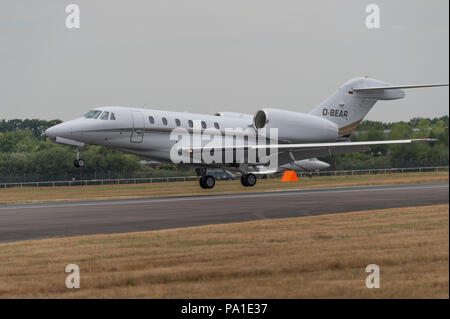 Farnborough, Hampshire, Regno Unito. 20 Luglio, 2018. Giornata conclusiva della biennale Farnborough Commercio Internazionale FIA Airshow2018, tipicamente un giorno di transizione come clienti business di lasciare in un flusso costante di aeromobili VIP come membri del pubblico arriva a guardare il build-up per il weekend airshow di pubblico. Diversi grandi aerei passeggeri anche lasciare dopo una settimana di fiera dimostrazioni di volo. Credito: Malcolm Park/Alamy Live News. Foto Stock