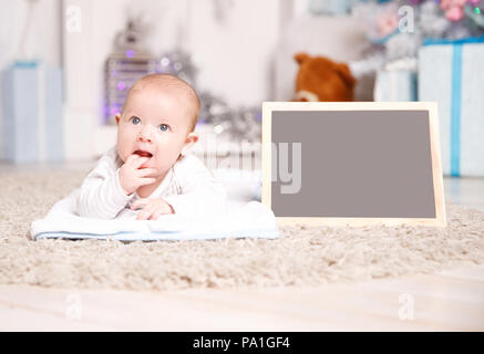 Ritratto di quattro - mese-vecchio bambino felice nel vivaio Foto Stock