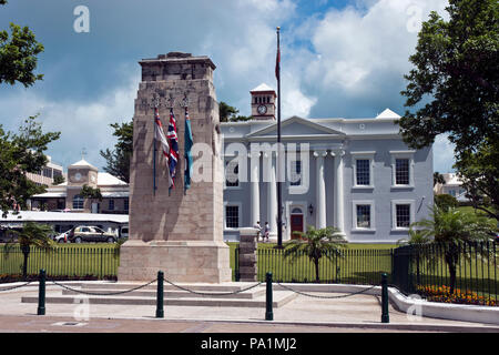 Il cenotafio memorial per coloro che sono morti nelle guerre mondiali sorge nella parte anteriore del mobiletto edificio, ad Hamilton, Bermuda. Foto Stock