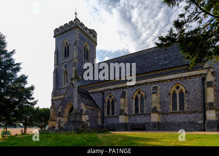 Vista estiva di San Giacomo la chiesa evangelista, West Meon nel Meon Valley in South Downs National Park, Hampshire, Regno Unito Foto Stock