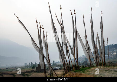 Comune preghiera bhutanesi bandiere, Regno del Bhutan - una collina di preghiera buddista bandiere nel regno himalayano del Bhutan. Foto Stock