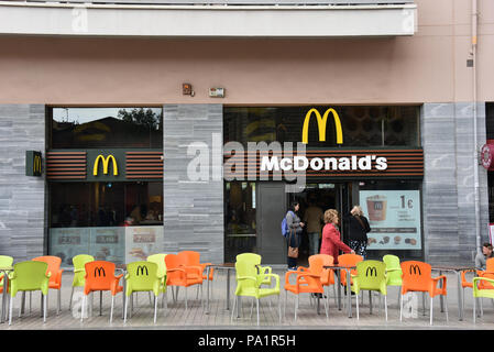 Barcellona, Spagna - 13 Maggio 2018: ristorante McDonalds con sedie e tavoli sul marciapiede della strada di fronte alla Sagrada Familia. Foto Stock